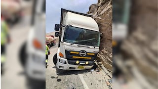 Tragedia en Camaná: Chofer muere tras saltar de camión que se estrelló contra cerro