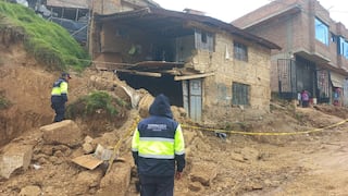 Concepción: Por lluvia casa se parte en dos y se desploma