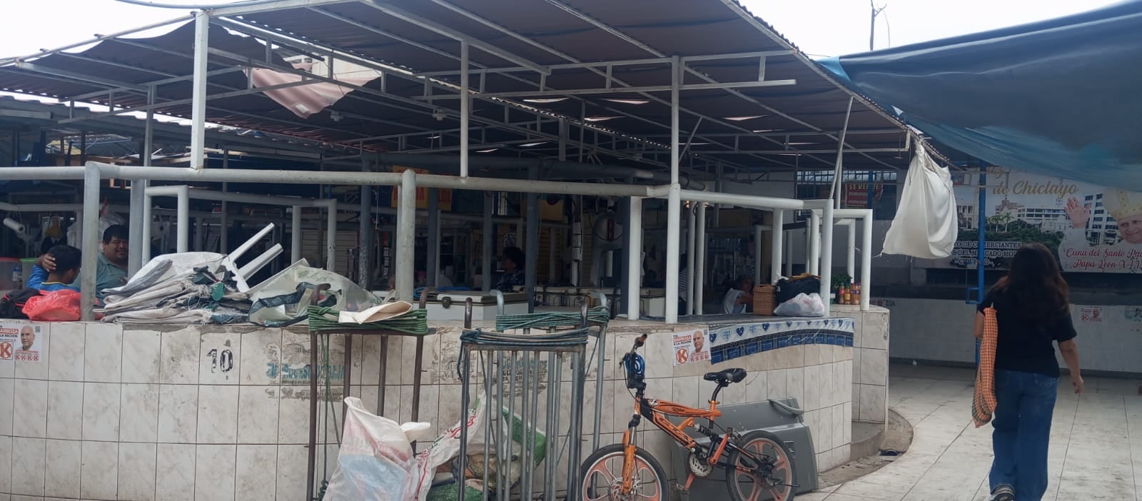 Sección de carnes y pescado sigue sin techo pese a anuncios de lluvias.