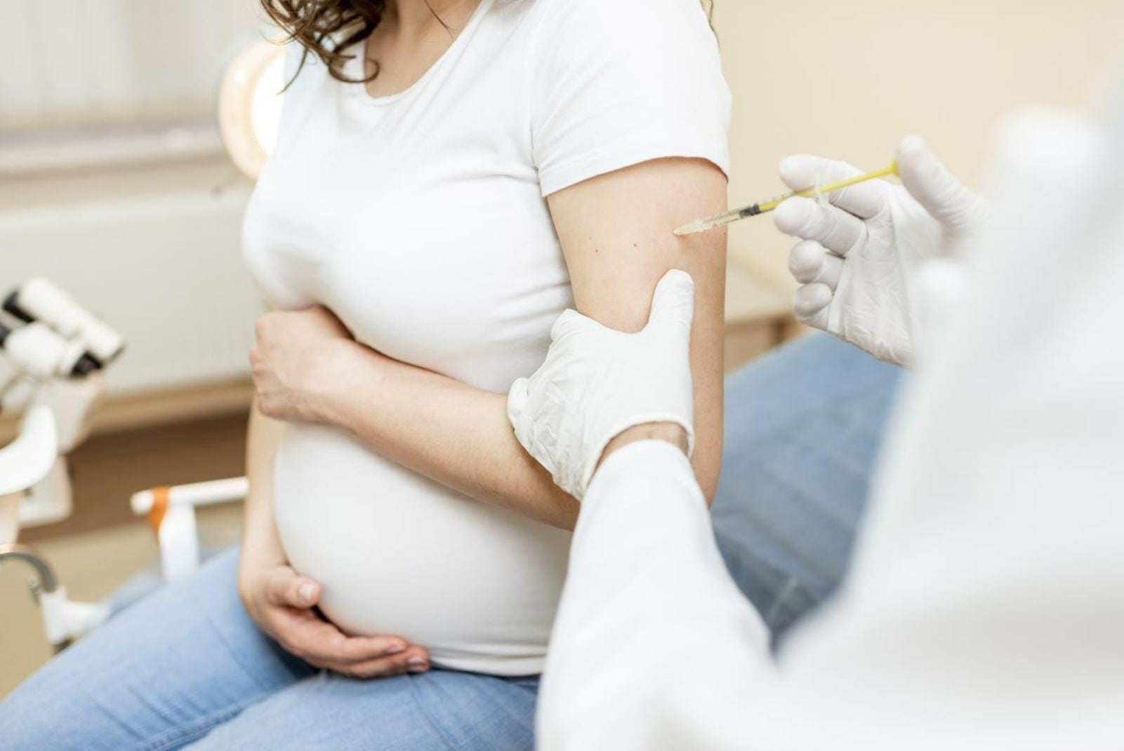 La actualización del esquema nacional de vacunación permitirá inmunizar a gestantes contra el Virus Sincicial Respiratorio, principal causa de bronquiolitis y neumonía en bebés.