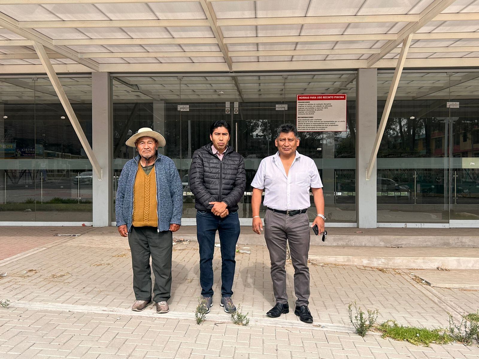 Vecinos y regidor Gustavo Gutiérrez de Paucarpata. Foto: Shelly Layme.