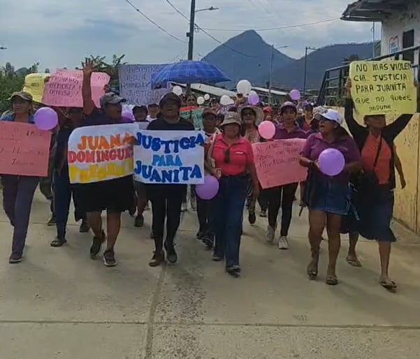 Pobladoras salieron a las calles a protestar y llegaron a la comisaría de dicha zona. Piden capturar al asesino de la madre que deja cuatro niños en la orfandad