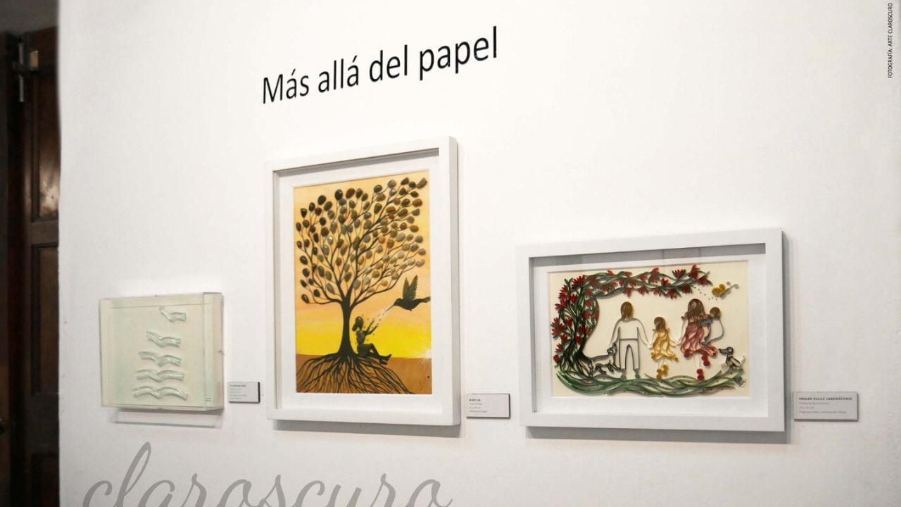 Esta exposición estará hasta el 28 de octubre y nos cuenta diversas historias plasmadas sobre un papel desde la visión y perspectiva de cada artista, entre consagrados y emergentes.