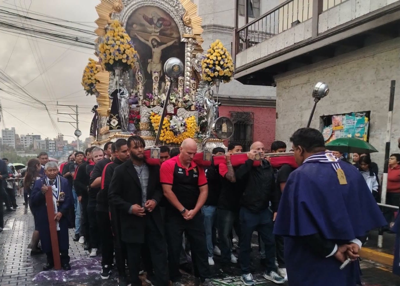 Jugadores de Melgar cargan la anda de la imagen del Señor de los Milagros en la última procesión (Foto: Los Deportivos)