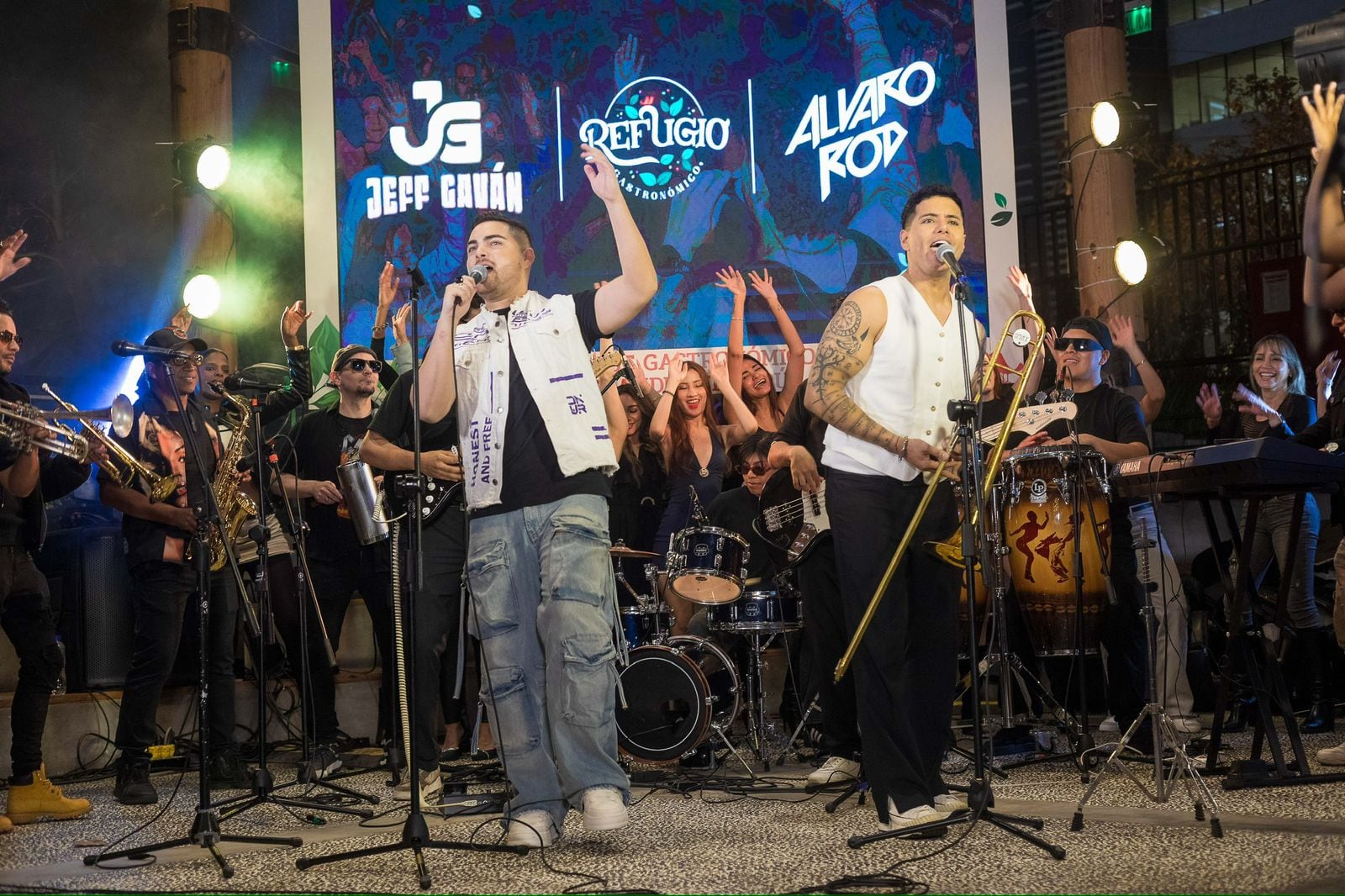 El cantante peruano apuesta por una fusión de ritmos tropicales y pop, registrada durante un concierto en vivo y ya disponible en plataformas digitales.