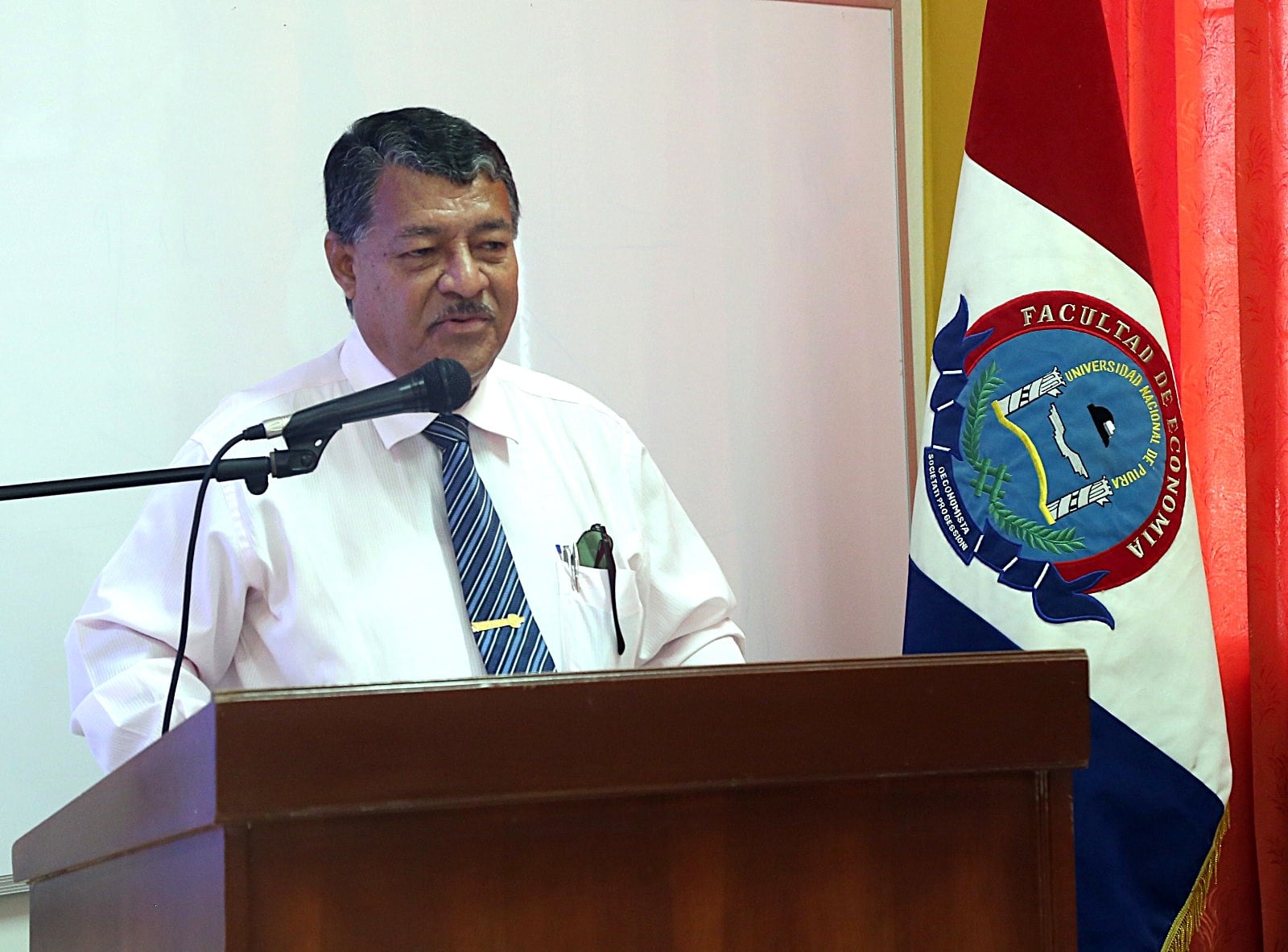 El candidato a rector cuestiona al actual oficialismo de la UNP.