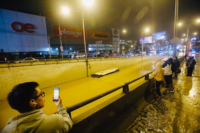 Lluvias en Lima Sur dejan aniegos, daños en viviendas y suspensión de clases