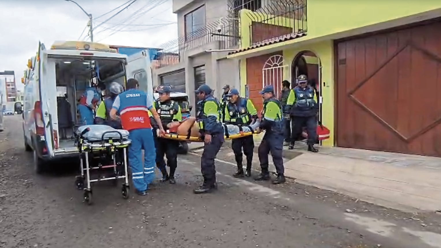 Constructor fue evacuado a emergencia del hospital Unanue. (Foto: Difusión)