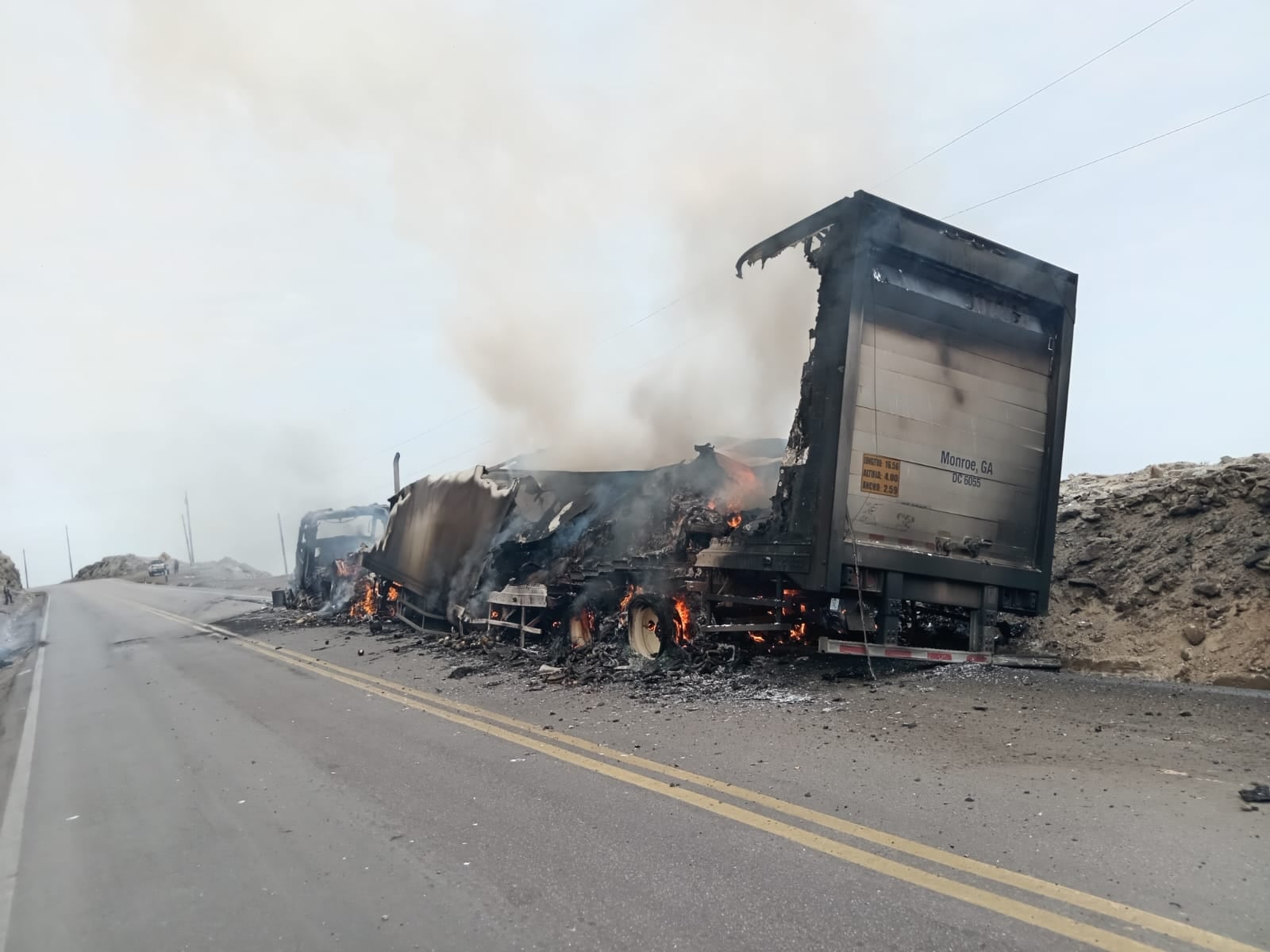 Camión cargado de productos como plátano se incendia en Panamericana Sur de Arequipa (Foto: Difusión)