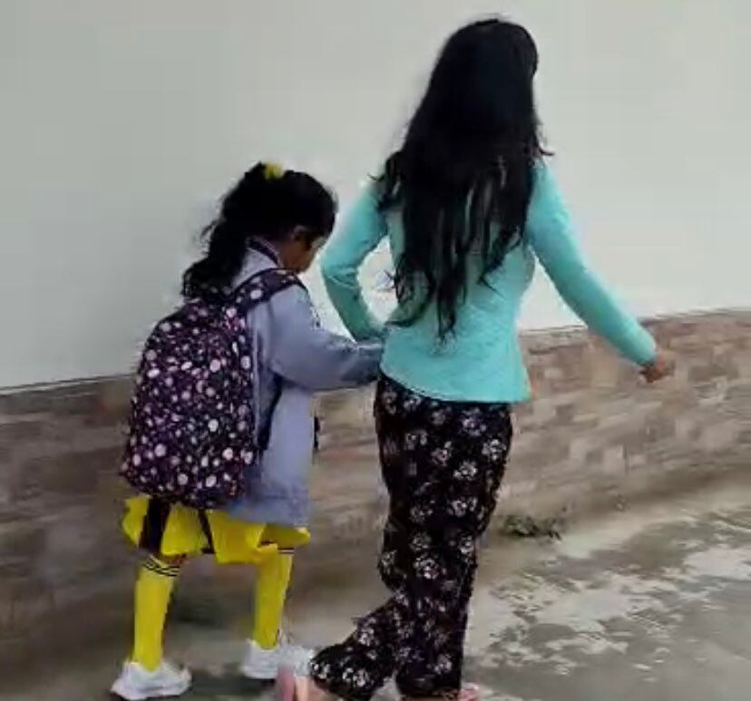 Mujer agresora y su pequeña.