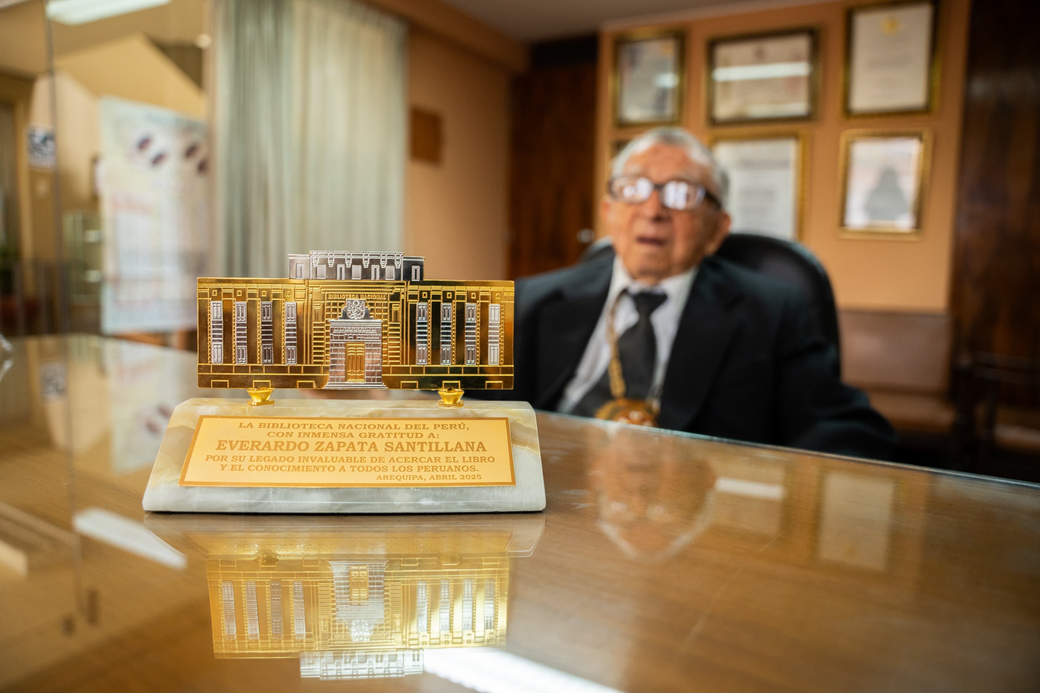 Everardo Zapata Santillana, creador del emblemático libro escolar, fue reconocido por la Biblioteca Nacional del Perú por su legado en la educación peruana.
