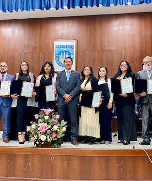 Ocho ciudadanos extranjeros recibieron la nacionalidad peruana en Arequipa. Foto: Migraciones.