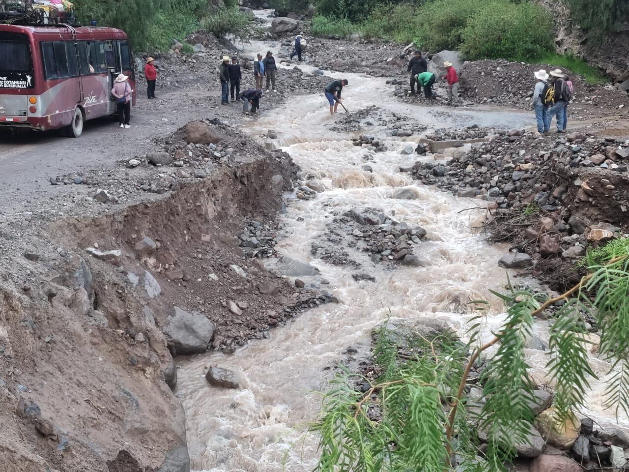 Vías bloqueadas por el desborde de ríos debido a fuertes lluvias en Arequipa. (Foto: Difusión)
