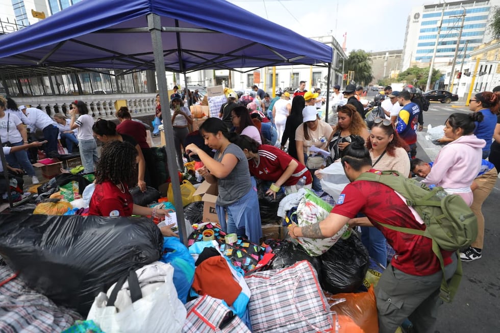 Cientos de ciudadanos se congregaron en la Embajada de Venezuela para entregar alimentos, medicinas y artículos de primera necesidad a favor de los afectados
