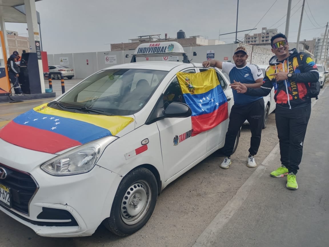 Extranjeros recorrieron las calles y llegan hasta la Plaza de Armas de Trujillo.