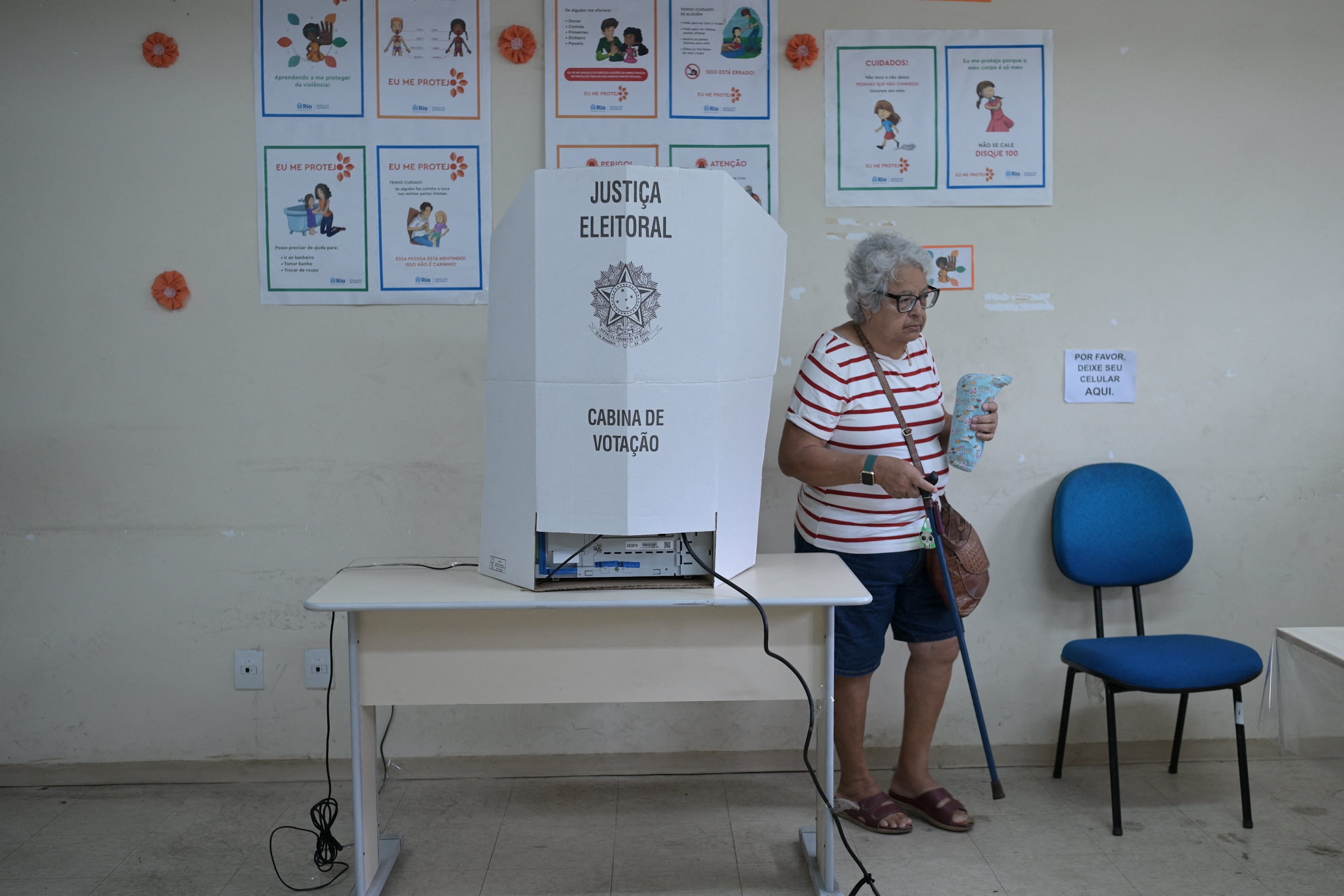Una mujer vota durante la segunda vuelta de las elecciones presidenciales en Brasil. (Foto: TERCIO TEIXEIRA / AFP).