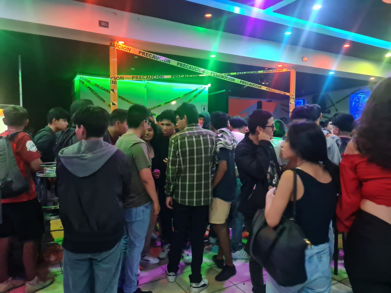 Decenas de jóvenes fueron encontrados en locales nocturnos clandestinos. (Foto: Difusión)