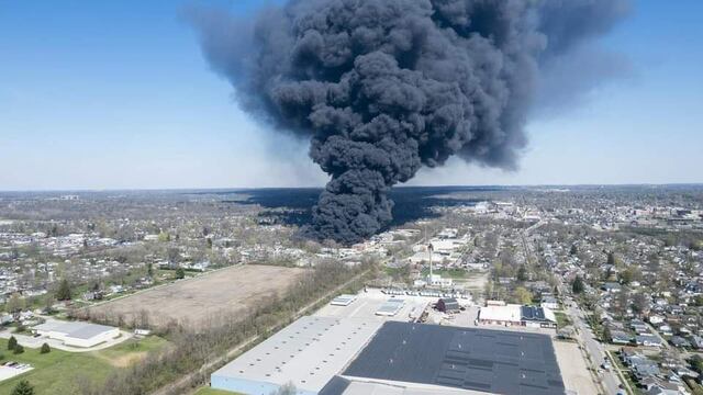 Miles de evacuados en EE.UU. por incendio en planta de reciclaje de plásticos