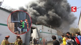 Puente Piedra: Controlan incendio de grandes proporciones en fábrica de plástico y cartón