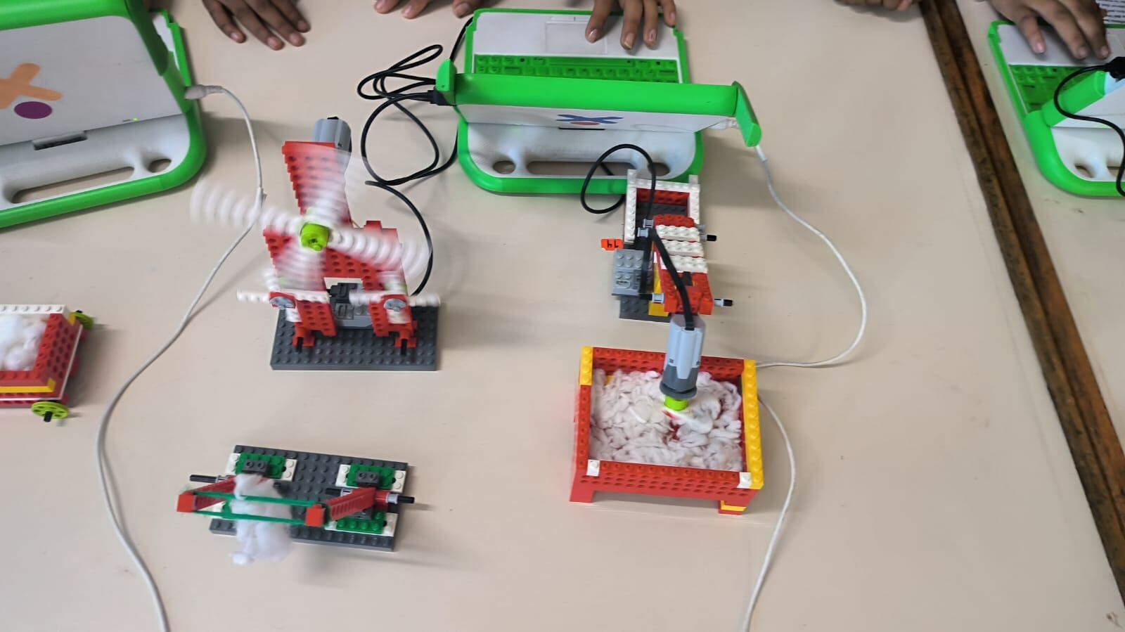 Este proyecto está hecho con kits de robótica y el programa WeDo que simula cómo pueden cortar la lana, separar las fibras, ablandarlas. (Foto: Difusión)