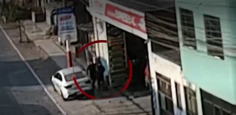 El ataque fue ejecutado por dos sicarios que llegaron en mototaxi y dispararon en menos de 15 segundos contra la víctima. (Imagen de América Noticias)