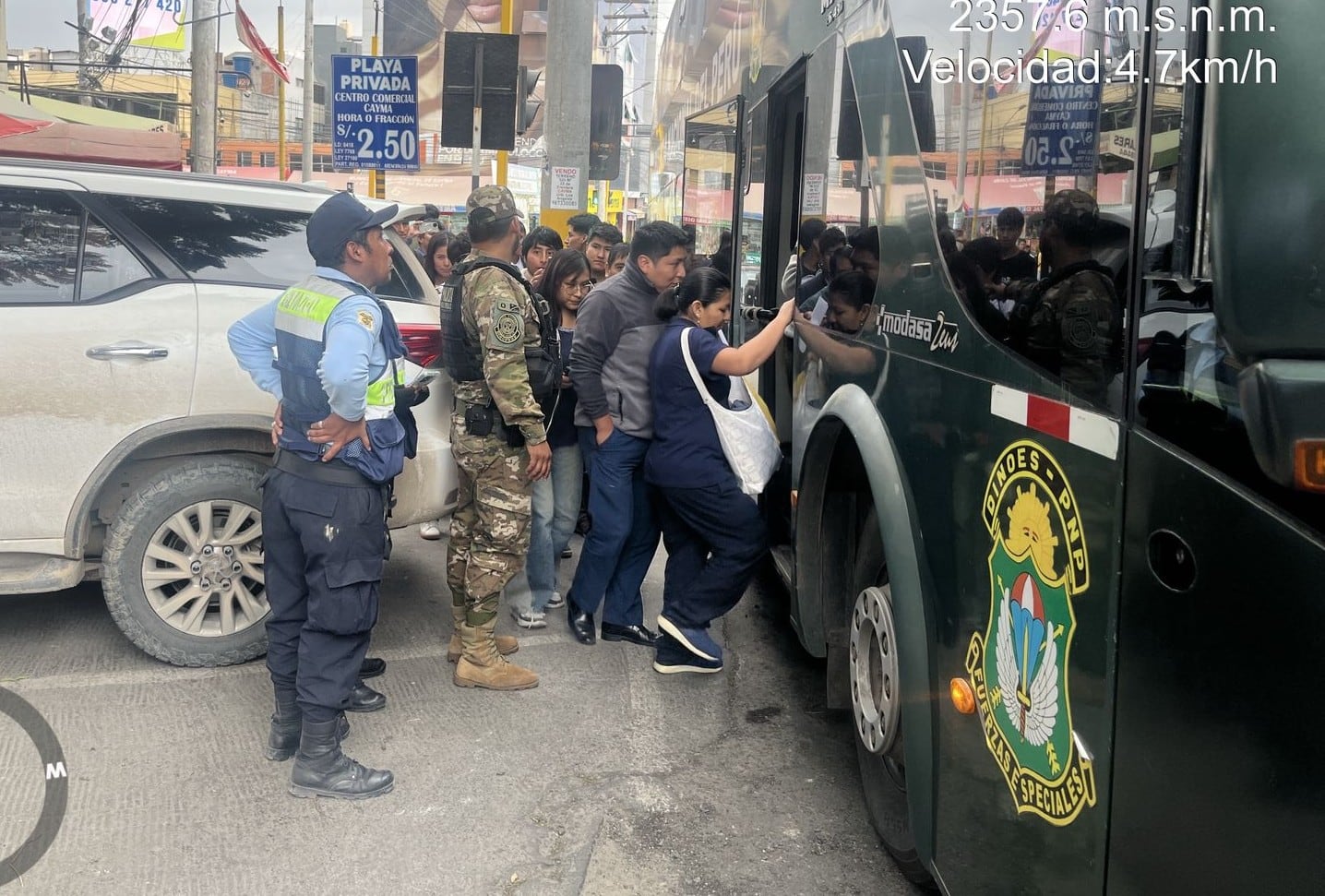 Policía trasladó a pasajeros varados en Cayma ante ausencia de buses del SIT