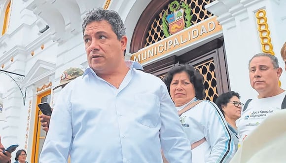 Suspendido alcalde de Trujillo asegura que regresa en junio al sillón edil, pero antes confía en salir bien librado de otro lío judicial por difamación.