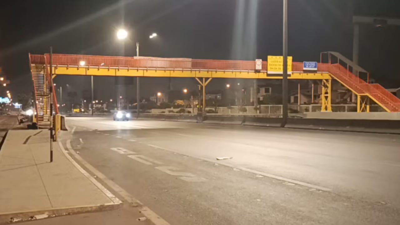 El accidente ocurrió a la altura del puente peatonal Las Flores. Los heridos fueron trasladados a una clínica y la conductora quedó intervenida.