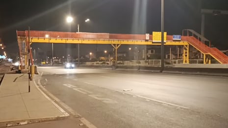 Surco: camioneta embiste motocicleta y deja dos heridos en la Panamericana Sur
