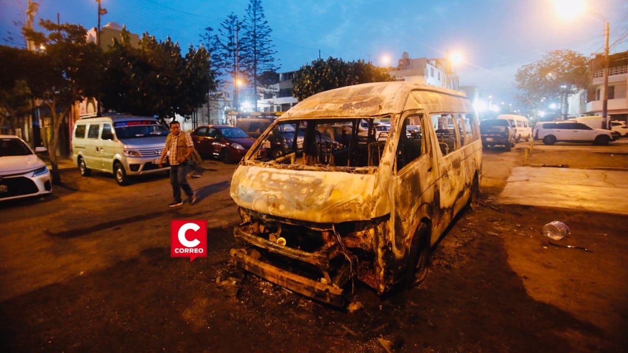 Callao: incendian combi de la empresa Néstor Gambeta en presunto ataque extorsivo. Fotos: @photo.gec