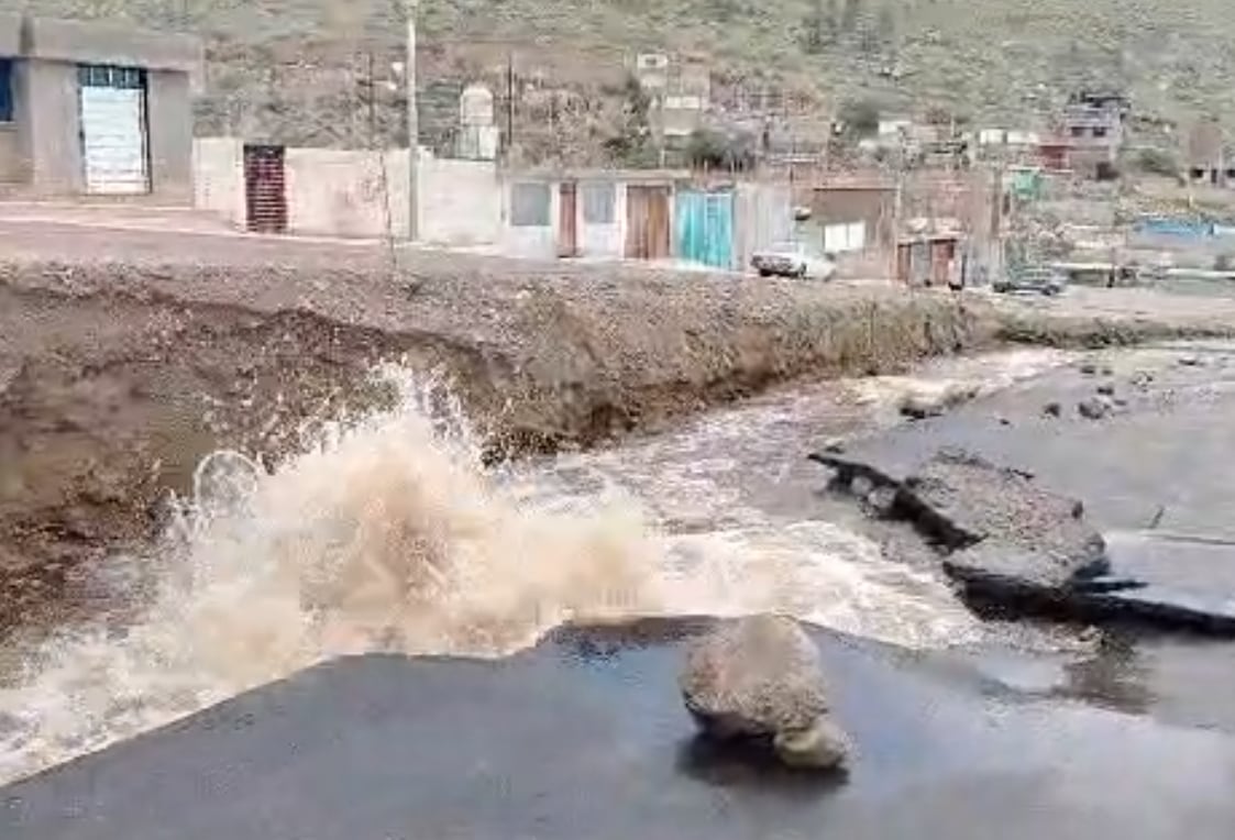 El agua carcomió la pista de la vía que hace unos meses fue construida