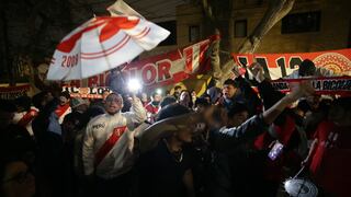 Emotivo banderazo acompaña a la selección peruana antes del duelo contra Colombia (GALERÍA)