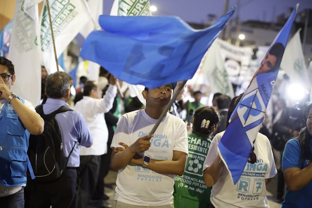 Simpatizantes de partidos llegan a exteriores del Centro de Convenciones por debate presidencial (Foto: Julio Reaño/GEC)