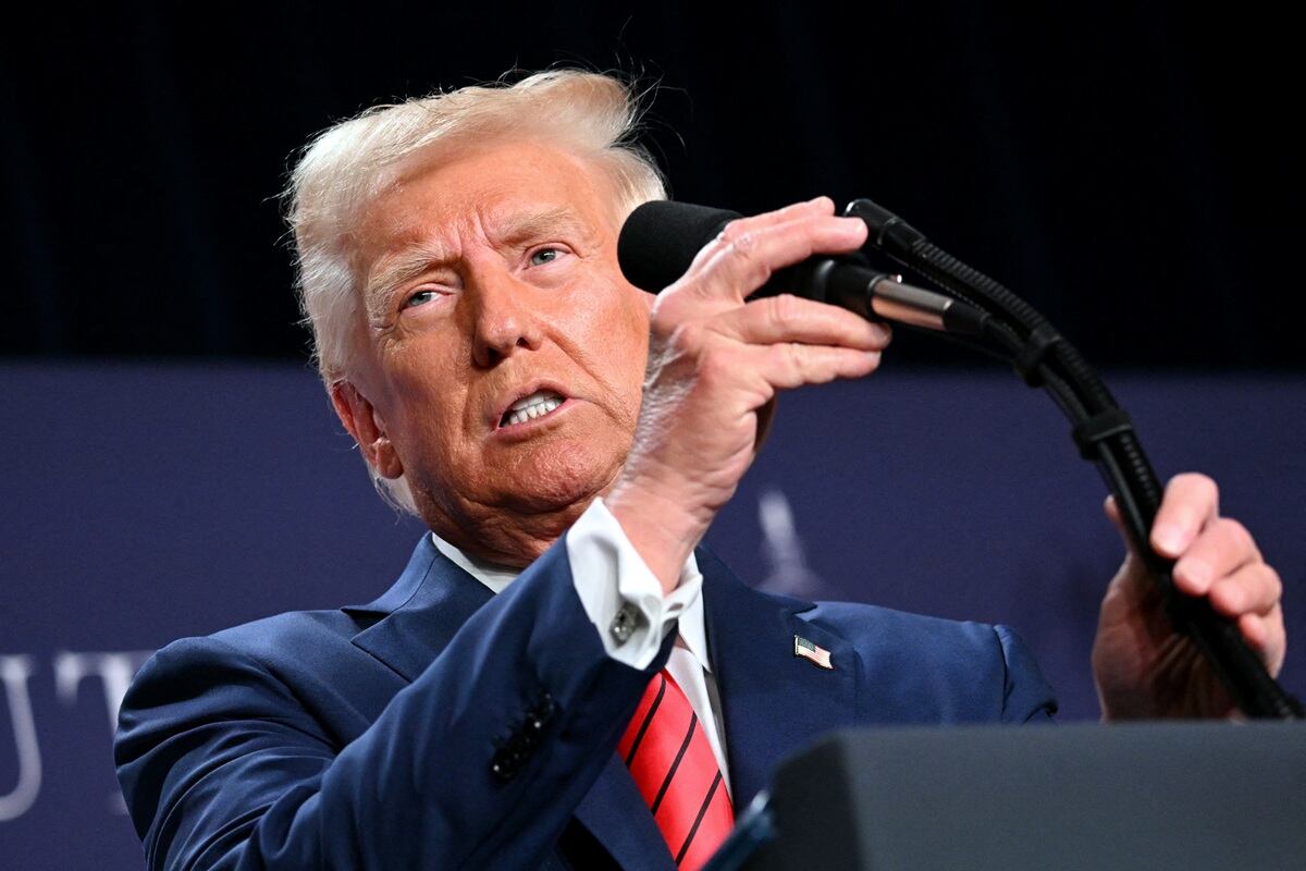El presidente de Estados Unidos, Donald Trump, pronuncia un discurso en la cena de la Conferencia de Miembros Republicanos de la Cámara de Representantes en Trump National Doral Miami, en Miami, Florida, el 27 de enero de 2025. (Foto de Mandel NGAN / AFP)