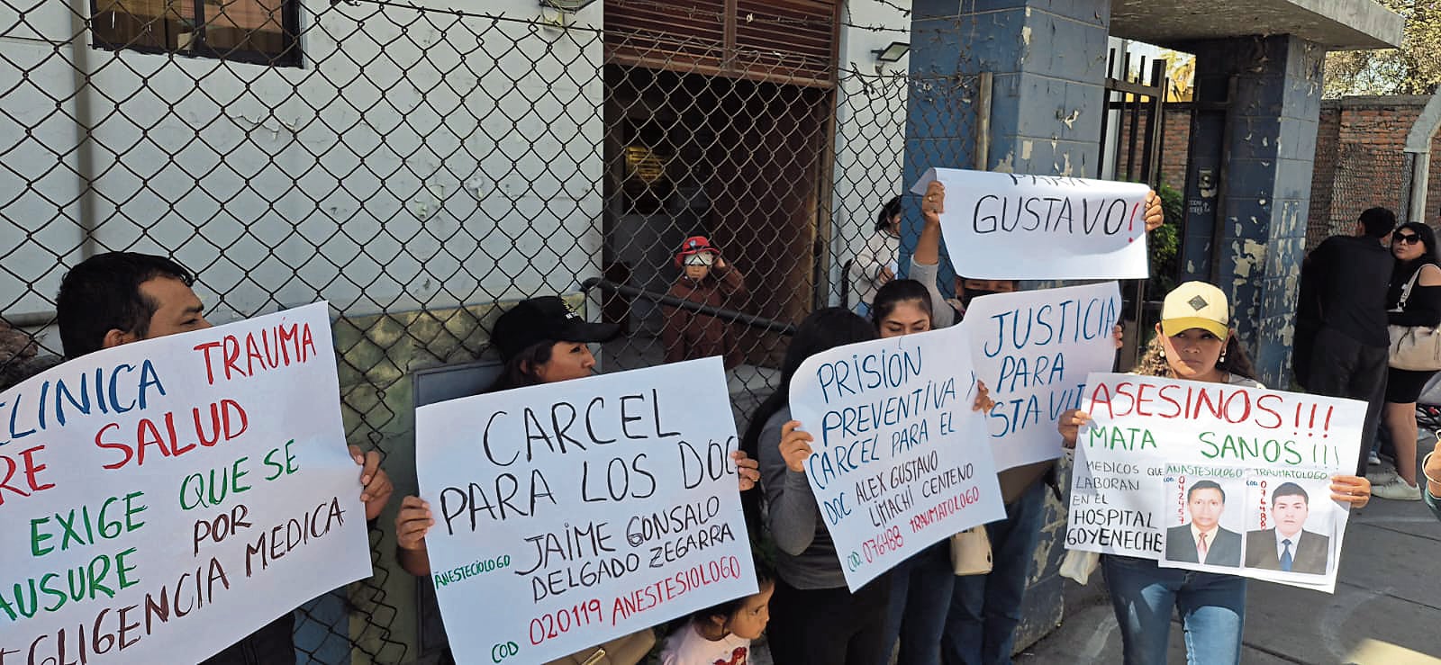 Familiares protestaron por muerte de menor en una clínica privada en Arequipa. Foto: GEC.