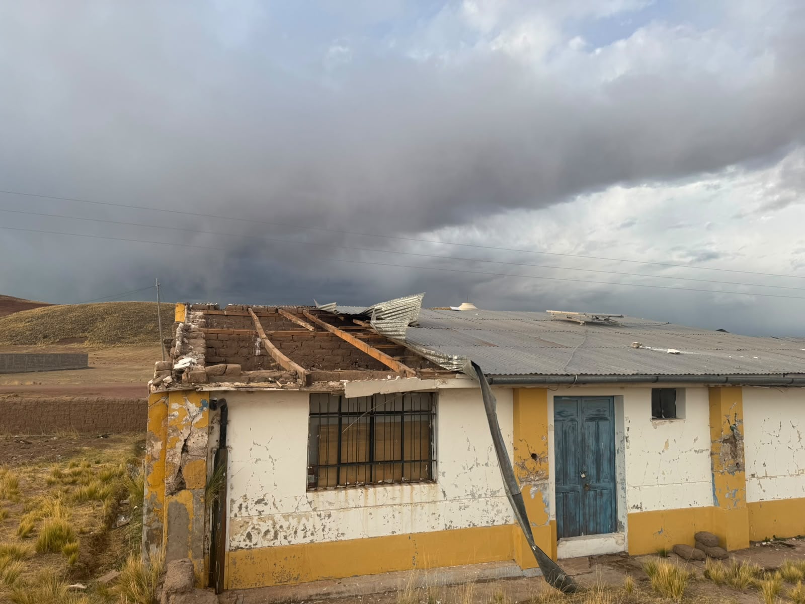 Puno: Fuertes vientos desprenden el techo del Puesto de Salud en San Miguel