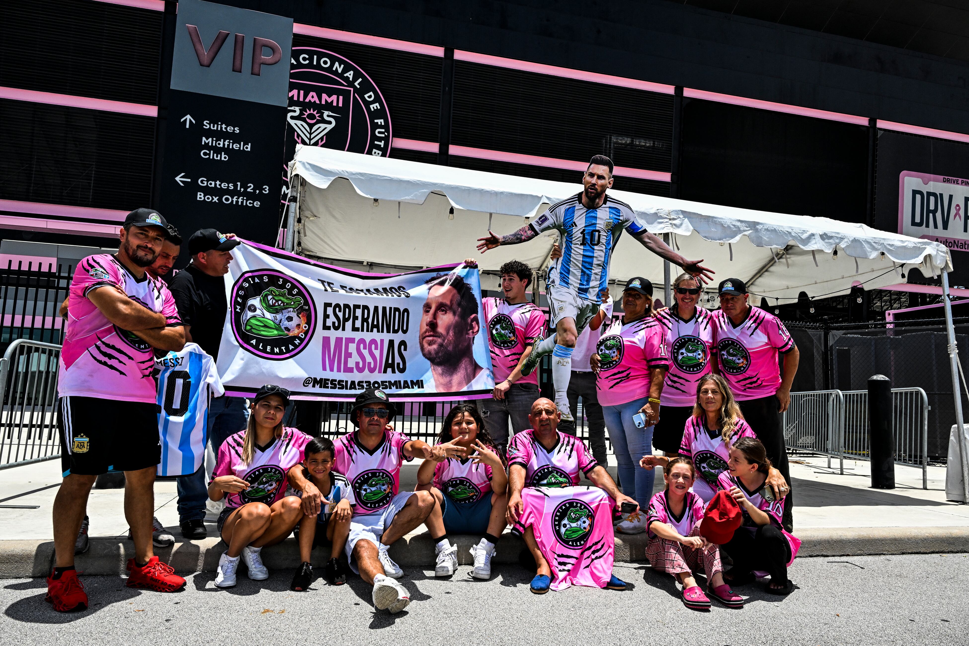 Los fanáticos de Lionel Messi de Argentina esperan su llegada al estadio DRV PNK en Fort Lauderdale, Florida, el 11 de julio de 2023, antes de su debut en la Major League Soccer (MLS) con Inter Miami. (Foto de CHANDAN KHANNA / AFP)