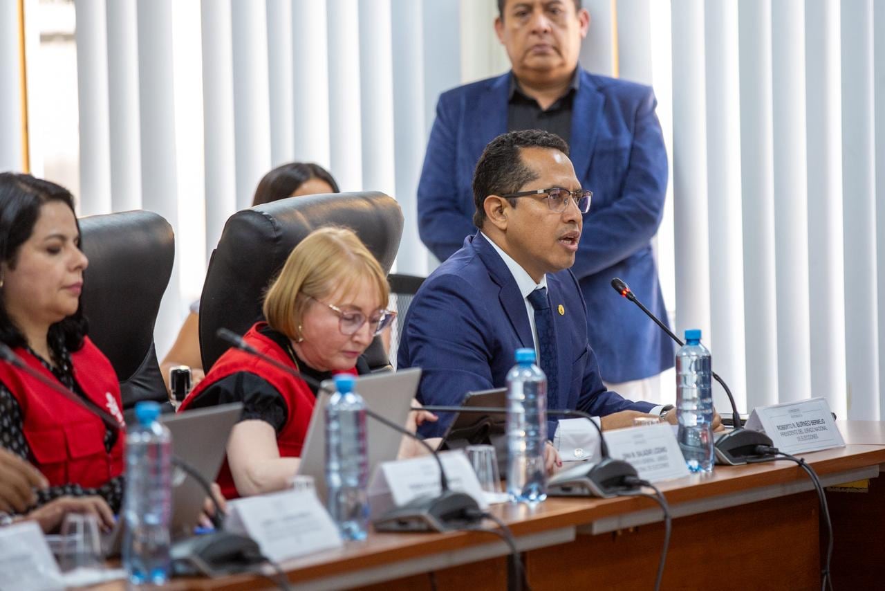 Lima, 17 de abril de 2026. El presidente del JNE, Roberto Burneo Bermejo, se presenta ante la Comisión de Fiscalización. (Foto: Fernando Sangama / @photo.gec)