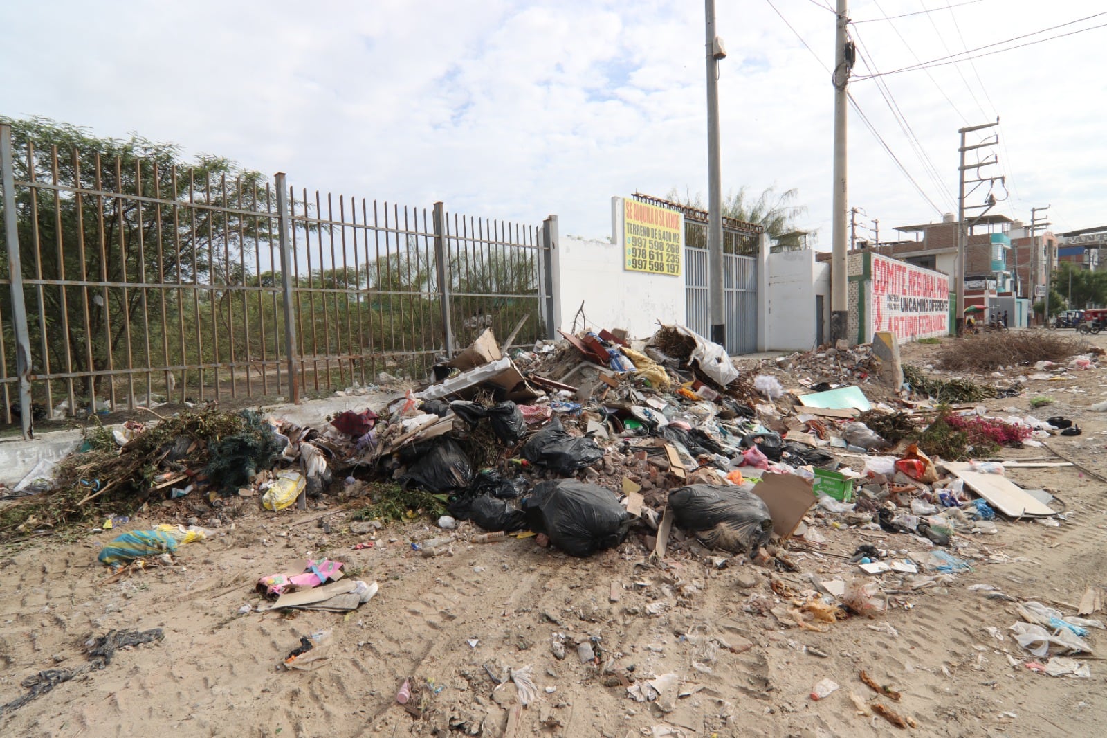 Retiran residuos sólidos de diferentes puntos críticos de Piura