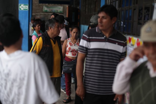 Se apertura las mesas de sufragio en el colegio San Luis Gonzaga de SJM, personas aún tienen quejas por el trabajo del personal de ONPE (Fotos: Julio Reaño/@photo.gec)
