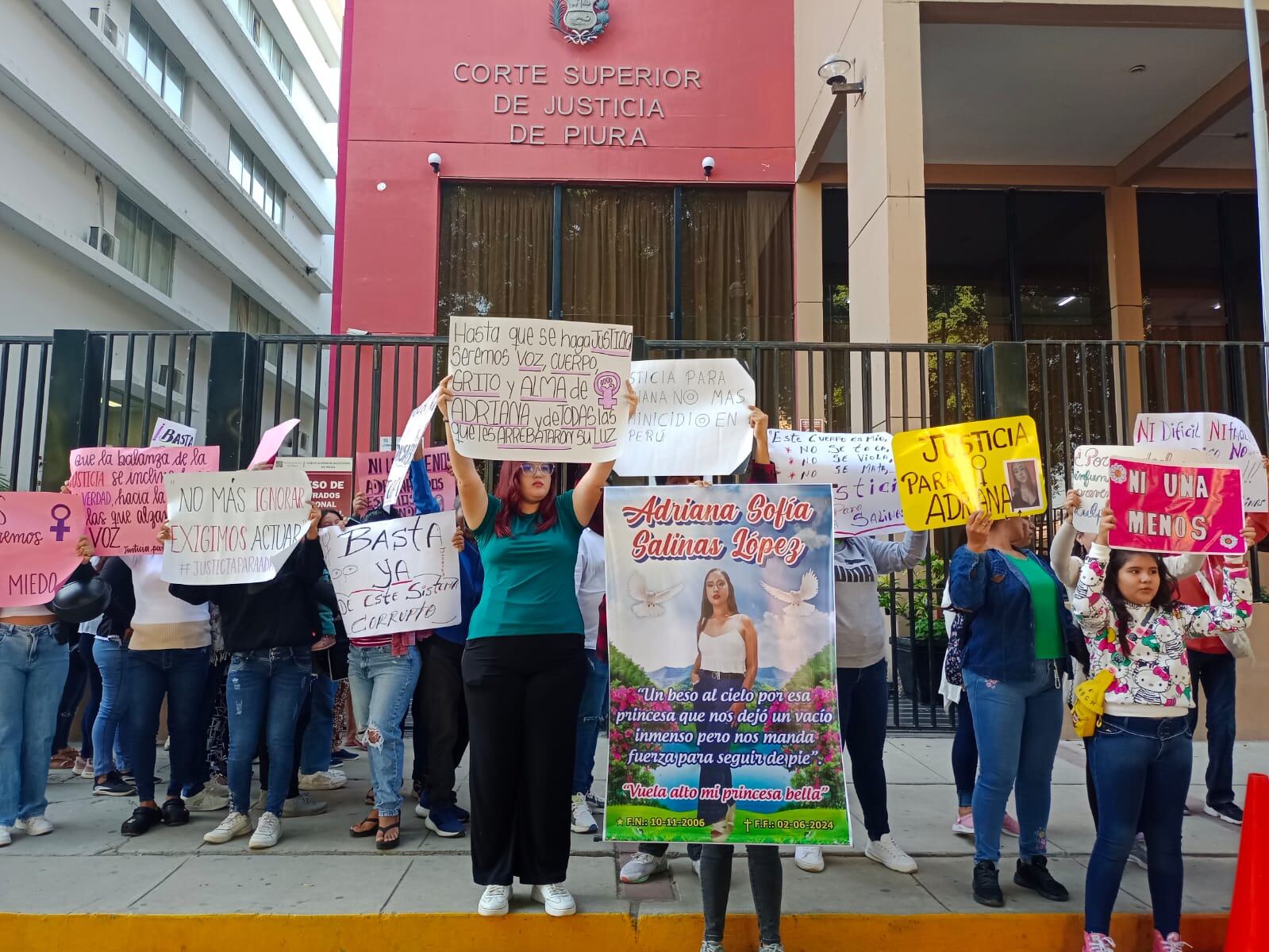 Los familiares y amigos de la universitaria Adriana Salinas afirmaron que a pesar de las pruebas existentes, dejaron en libertad a dos investigados