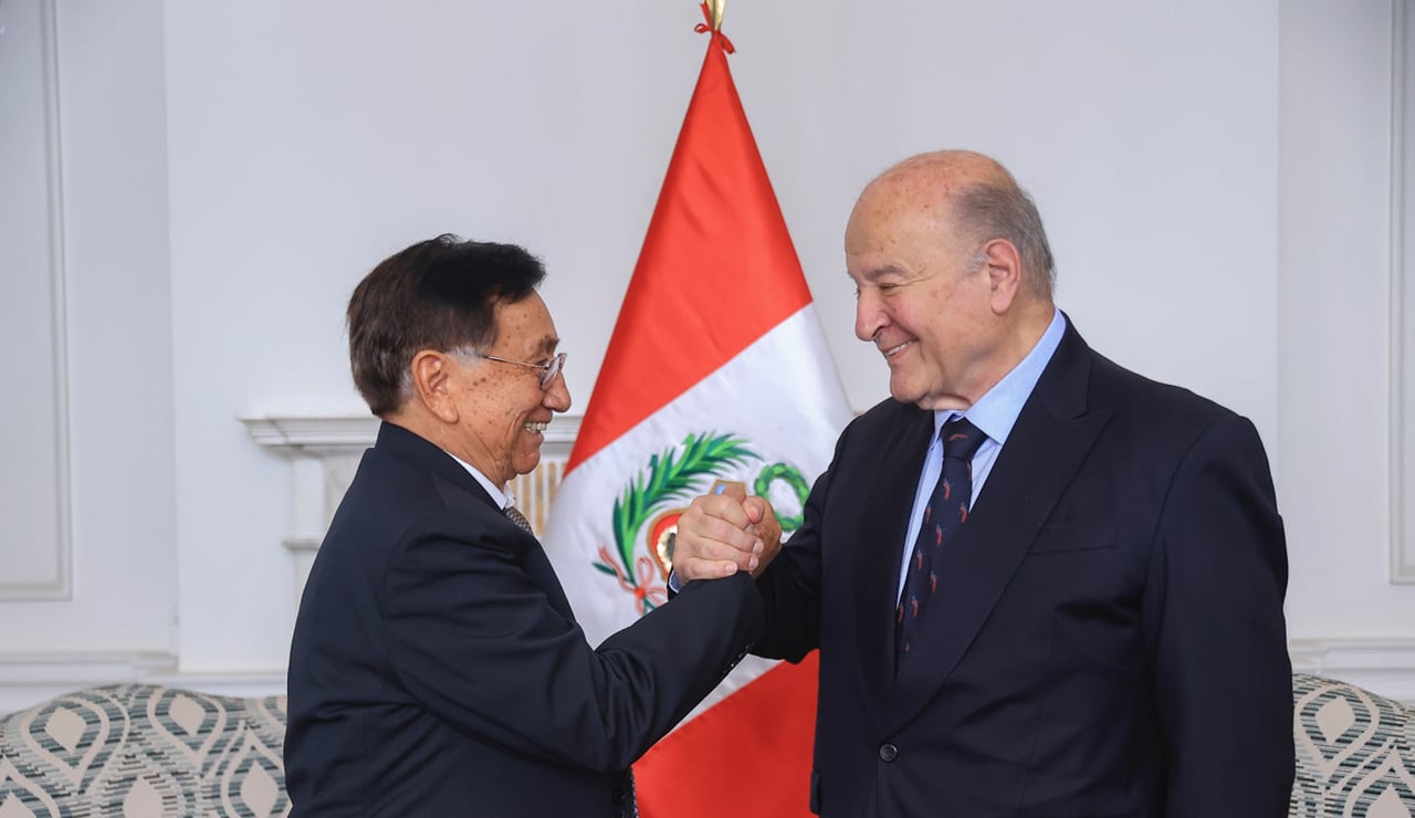 Presidente José Balcázar se reúne con Hernando de Soto previo a definir gabinete.