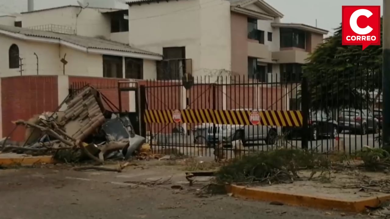 Surco: Vigilante se salvó de morir tras impacto de una camioneta contra su caseta.
