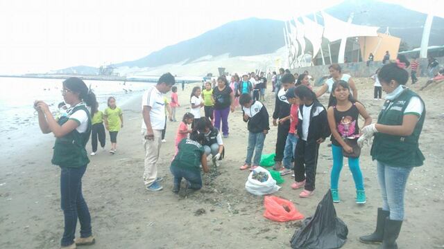 Jóvenes limpian la bahía de Chimbote