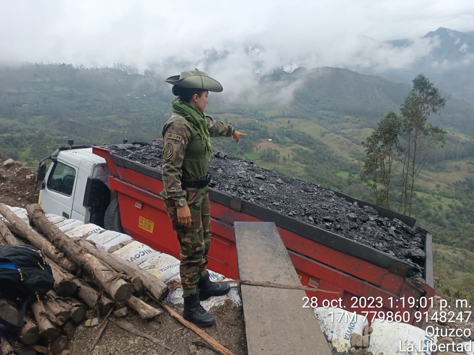 Agentes de la Unidad de la Policía Ecológica y Medio Ambiente llegaron hasta el cerro El Shingo y constataron que se hacían trabajos en más de 20 socavones y bocaminas.