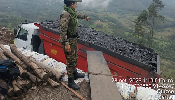 Agentes de la Unidad de la Policía Ecológica y Medio Ambiente llegaron hasta el cerro El Shingo y constataron que se hacían trabajos en más de 20 socavones y bocaminas.