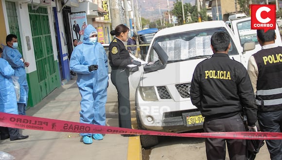 Policía Nacional, Ministerio Público y Peritos realizan diligencias en hallazgo de cadáver dentro de camioneta. FOTOGRAFÍA: ADRIÁN ZORRILLA