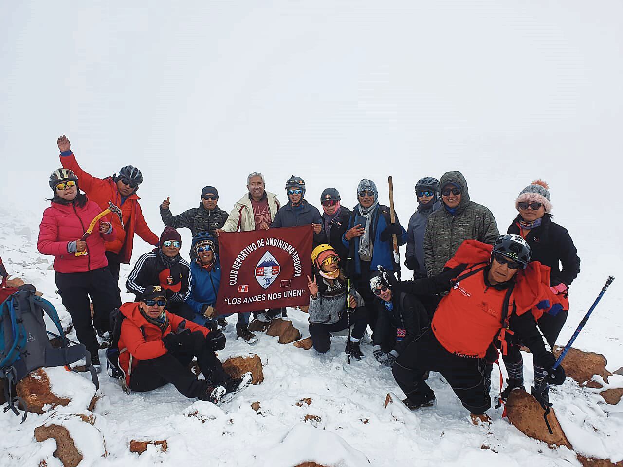 Integrantes del Club Deportivo de Andinismo Arequipa en la cumbre del volcán Yucamane. (Foto: Iván Contreras)