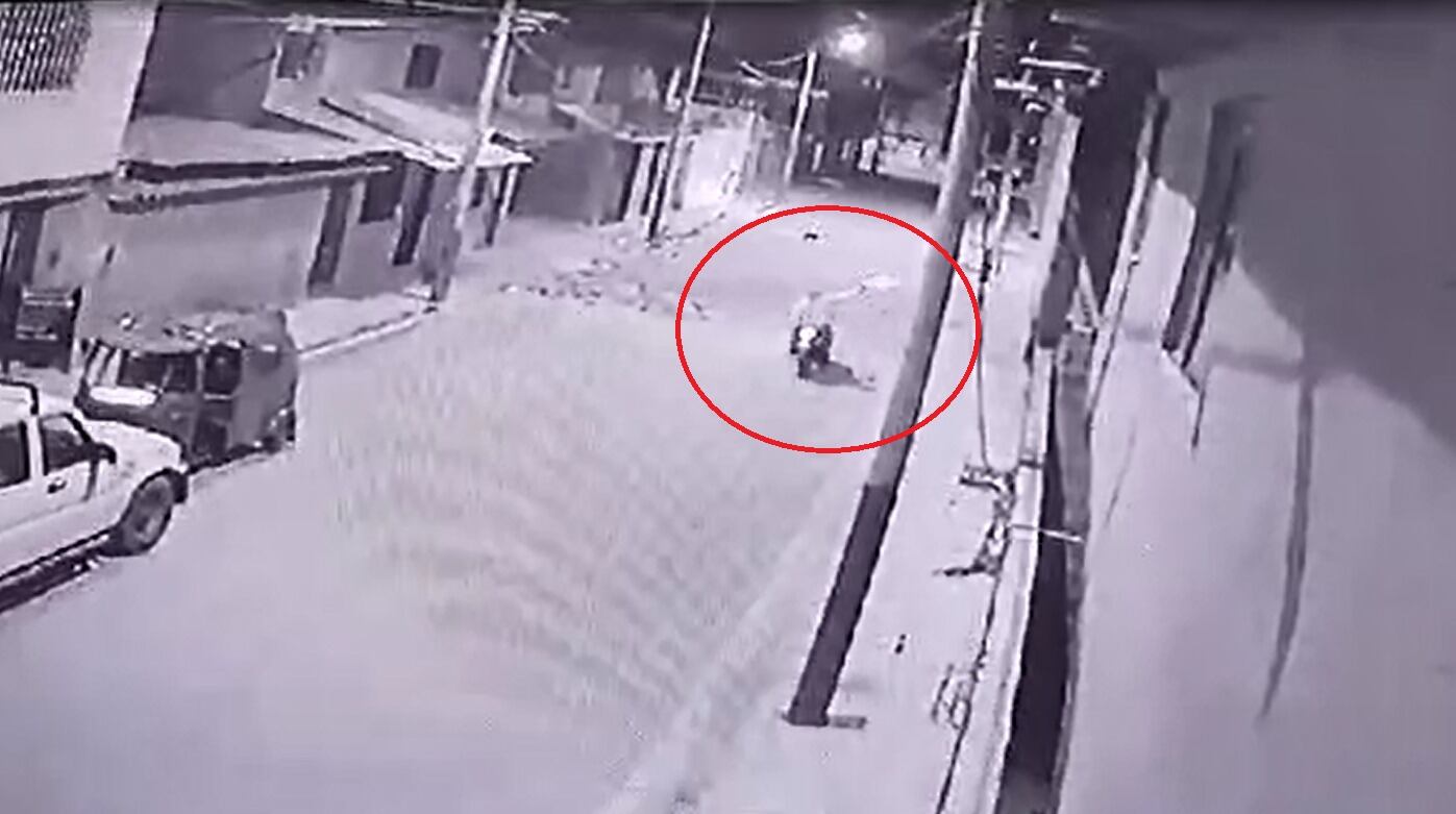 Sujetos fueron captados cuando disparan contra el local. La Policía indaga si detrás del hecho estarían los prestamistas del “gota a gota”