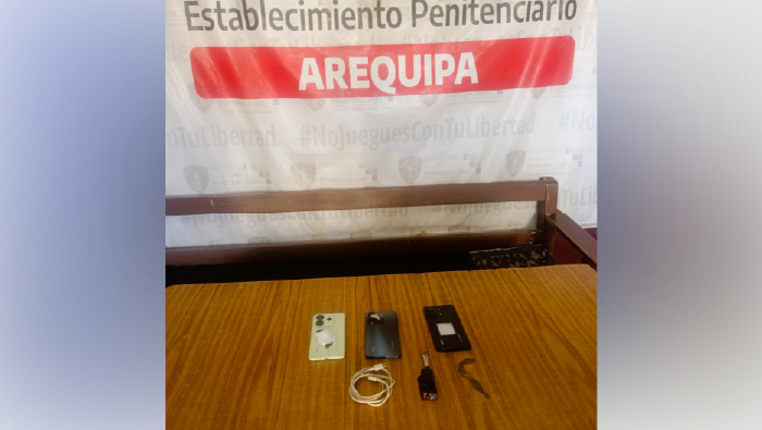 Incautan celulares, un cable USB y un cargador artesanal en el penal de Varones Arequipa. Foto: INPE.